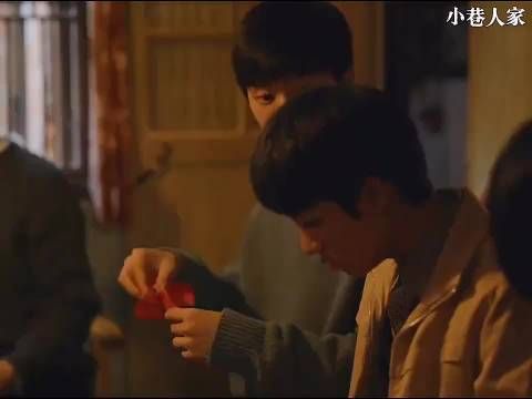 小巷人家 :两家人聚在一起过年,宋莹给图南二百,黄玲给栋哲两块