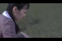 姑娘河边洗衣服，小伙过来耍嘴皮子：男人不坏，女人不爱