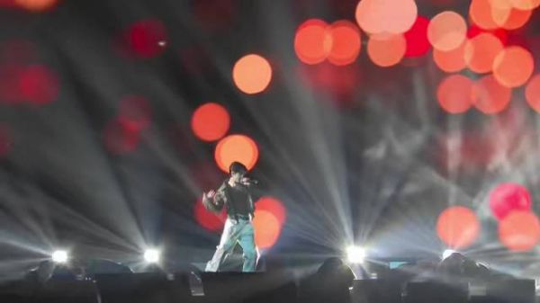 段宜恩《High As You》舞台展现魅魔般魅力