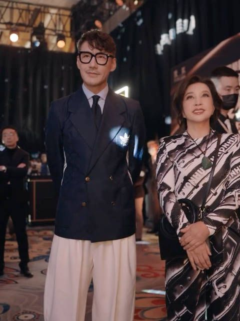 刘晓庆搜狐盛典怼脸拍暴露真实年龄，手抖青筋显老态