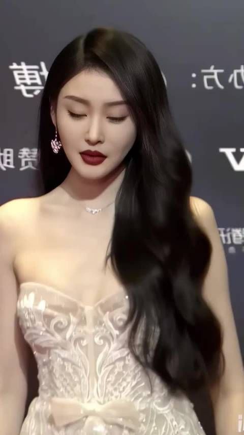 张天爱真的很有气质，出席活动飒酷