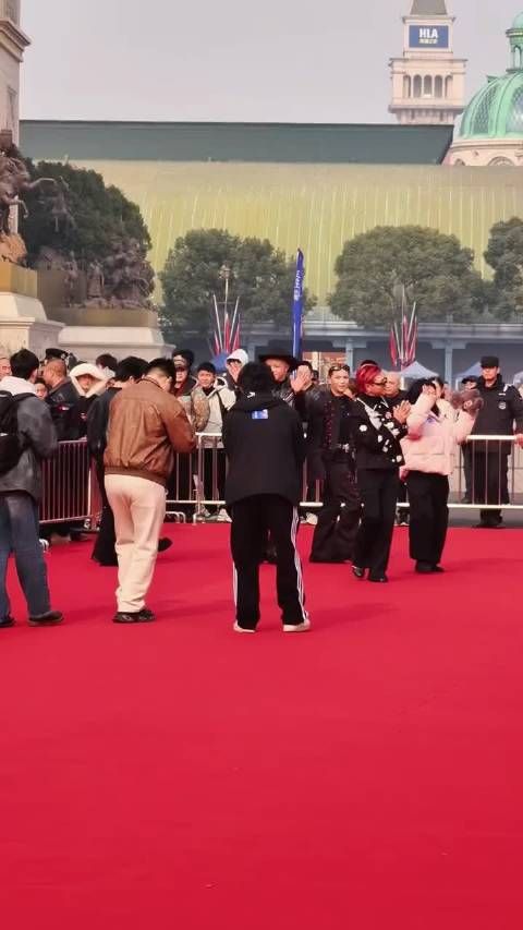 模仿权志龙唱歌也就算了，还模仿人家走路，简直了