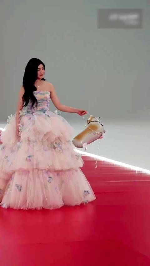 哇！@陳妍希michelle 带着“小狗”@周柯宇 一起走红毯啦！