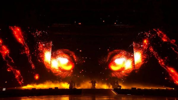 EXO在MMA甜瓜音乐奖连唱六首热曲，新歌《回归吧》首演