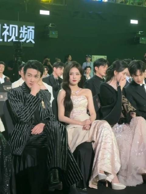 都是帅哥美女！ 孟子义李昀锐又在聊什么呢想知道