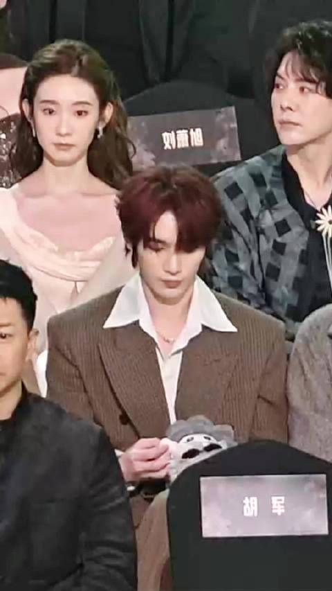 一个小丁内场玩玩偶的直拍 捣鼓的好认真啊这小男孩，可爱！