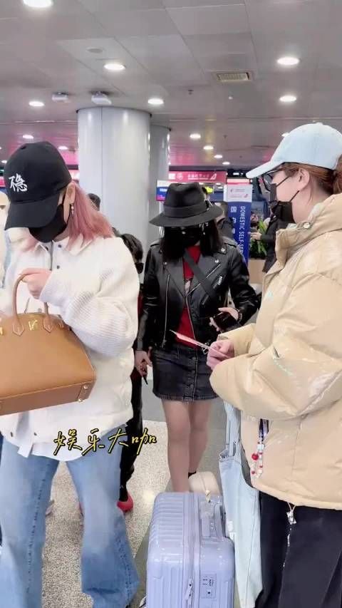 陈妍希和儿子一起出发去星光大赏，小星星都长这么高了啊 看着是个帅小子