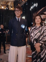 刘晓庆搜狐盛典怼脸拍暴露真实年龄，手抖青筋显老态