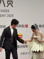 周也头纱被踩丞磊秒护，重现锦月如歌守护名场面