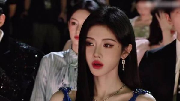 鞠婧祎怼脸惊为天人，太有冲击力了，美得让人窒息