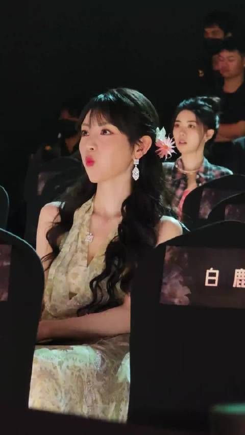 这个造型好漂亮啊，真的很喜欢头上的小花，完全就是点睛之笔