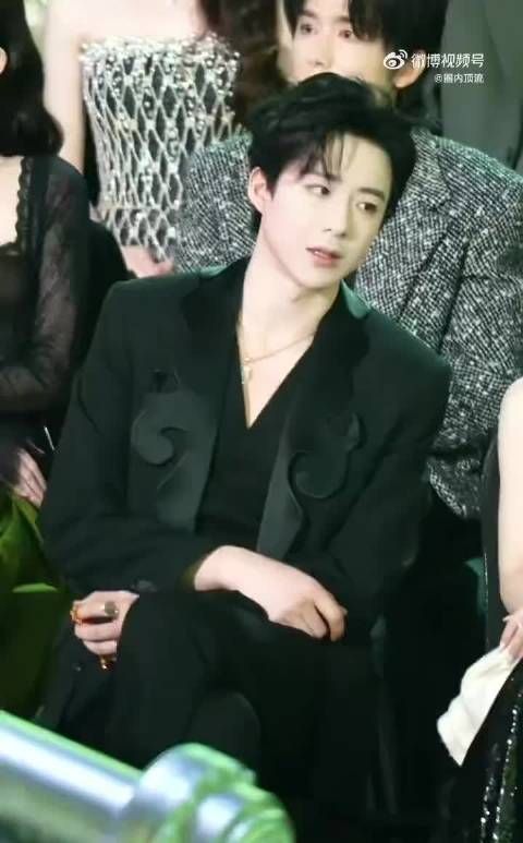 刘宇宁与好友畅聊笑眼弯弯