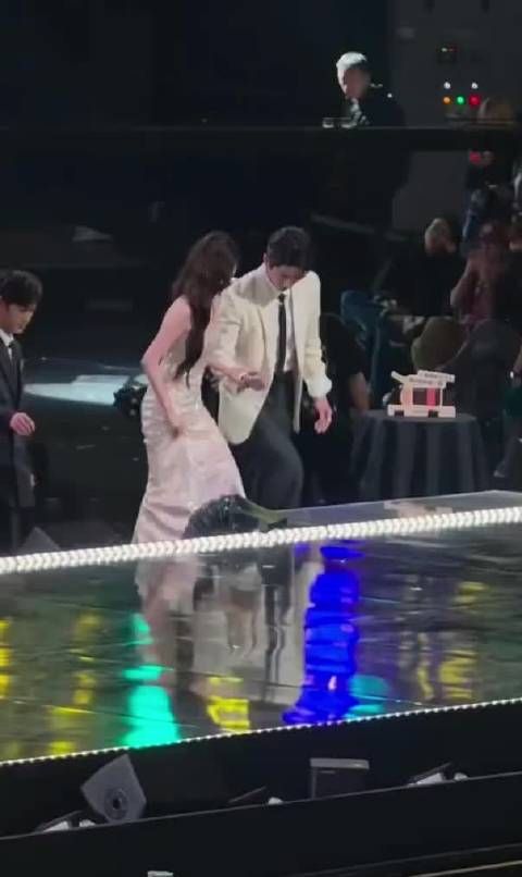 孟子义星光大赏再摔倒，李昀锐搀扶未果全程守护