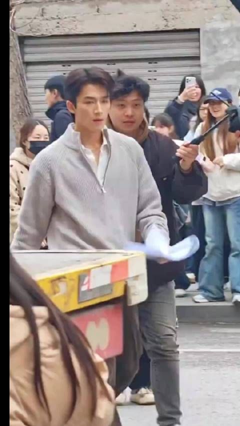 王星越《暴虎》路透曝光，灰色毛衣白衬衫冬日造型吸睛