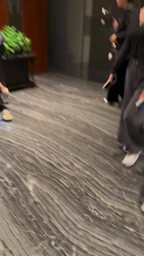 秦岚40十几岁这状态也太好了吧!昨日被粉丝偶遇奔跑着进酒店,这身材宛如少女