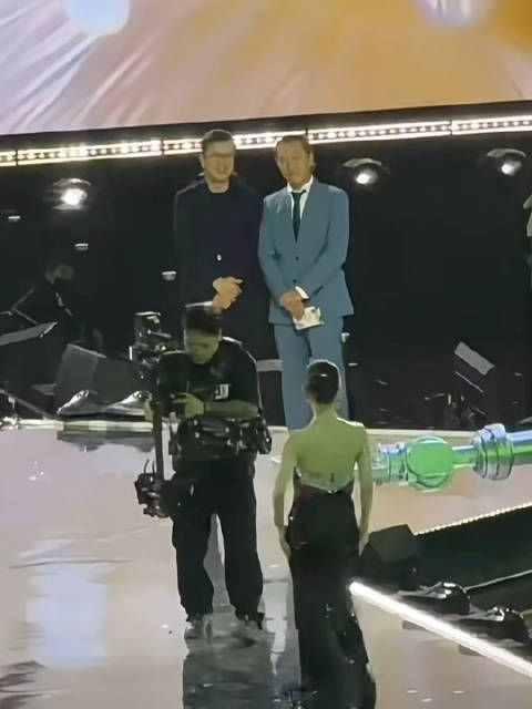 赵露思获年度影响力人物奖,侯鸿亮颁奖