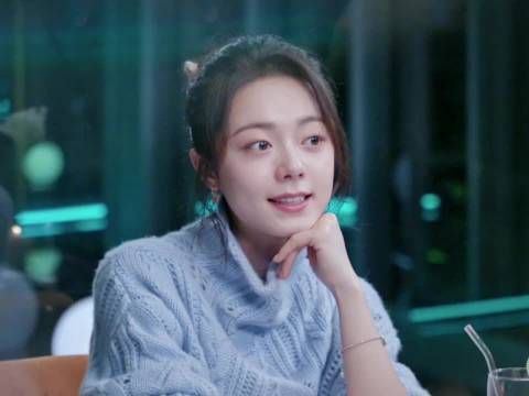 赵今麦穿西瓜红毛衣追剧撞色聂曦光