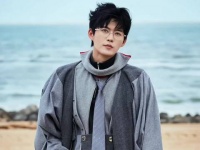 舒童星光大赏高领毛衣搭黑西装优雅气场全开