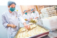 迎冬至 早上六点半忙着包饺子