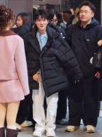 周深牛仔造型亮相，亲切互动温暖全场