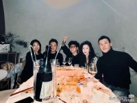 朱珠的冬至家宴照杀疯了，喝到脸红！小女儿穿着练功服满屋子打闹