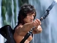 《第一滴血》兰博遭严刑拷打后瞬间反击