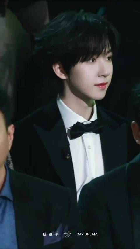 庞铮向贺峻霖致歉，贺峻霖珍惜舞台机会表现优异