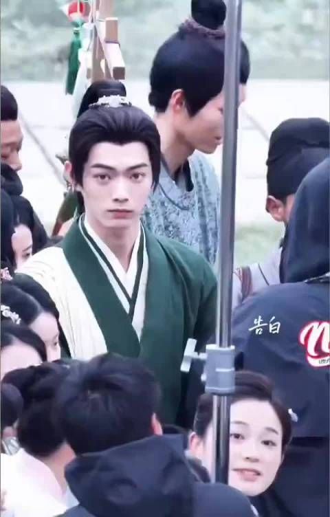 许凯叮嘱代拍注意安全,半脱离于正后专注拍戏