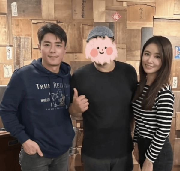 林心如霍建华与网友合照，状态很好。