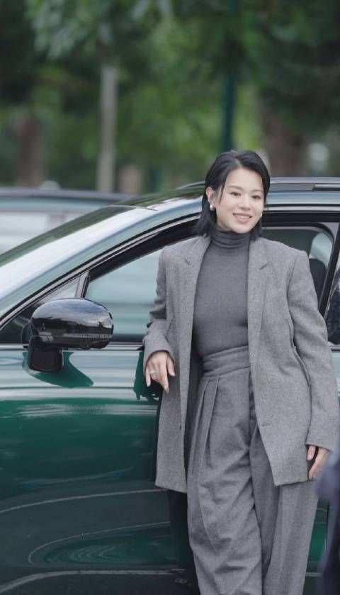 胡杏儿成香港首位零跑车主，新剧角色引热议