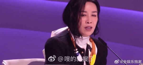 那英头发贴脸气场强，衣服压发引关注