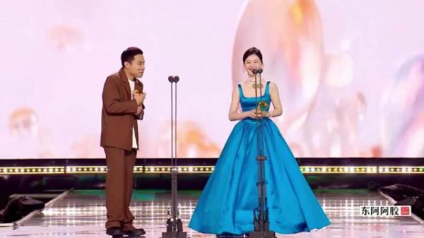 别让徐志胜遇上金靖！两人上台颁奖开口就是包袱，台下众咖笑坏了