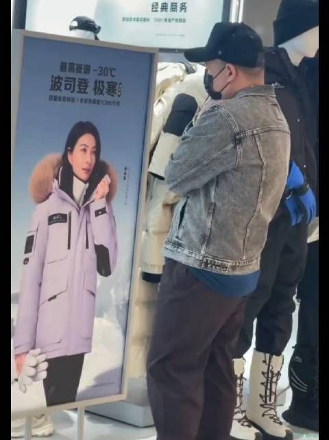 网友商场偶遇岳云鹏陪家人买衣服