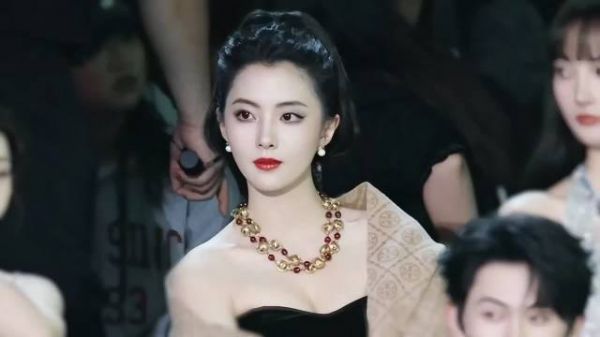 星光大赏何子怡惊艳亮相引关注