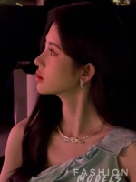 捕捉一个鞠婧祎在晚宴上的美丽侧颜