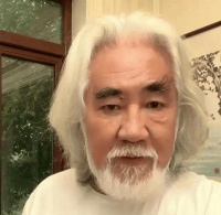 74岁张纪中“服老”了，剃胡须染黑发年轻20岁，和杜星霖更般配