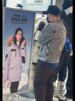 网友商场偶遇岳云鹏陪家人买衣服