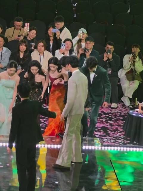 大哥放话谁也不能倒，孟姐再摔恐被抡起