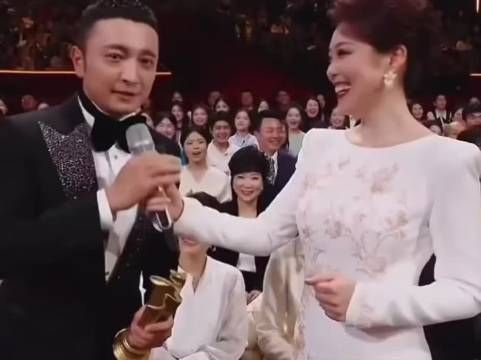 尼格买提机智回应救何炅难题，巧妙甩锅撒贝宁