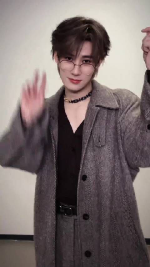 张真源这是哪年的娃娃脸