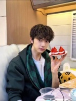 林一自己做的草莓圣诞老人，非常可爱啦！