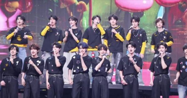 TF家族新年音乐会四代同台，53位少年白鹭体育场开唱