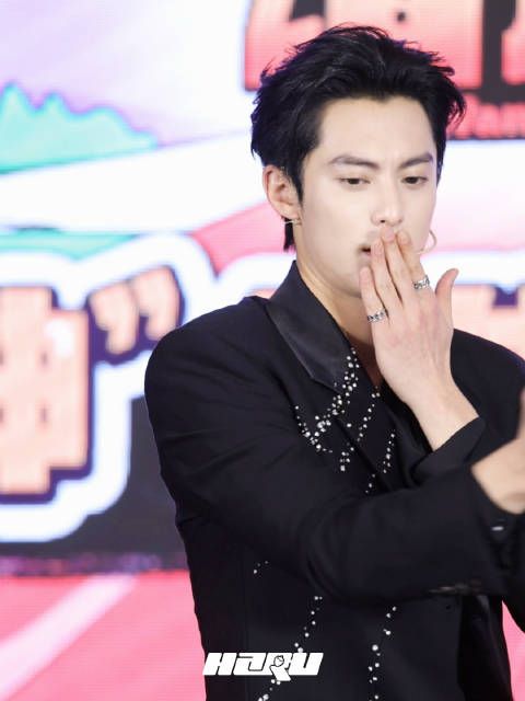 王鹤棣亮相宇宙闪烁发布会