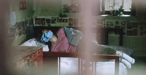 女大学生被拐卖到深山,割腕自杀未遂却被其他被骗的女孩劝说别跑