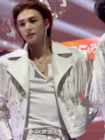 黄铉辰SBS歌谣大战饭拍视频曝光，耳坠造型引关注