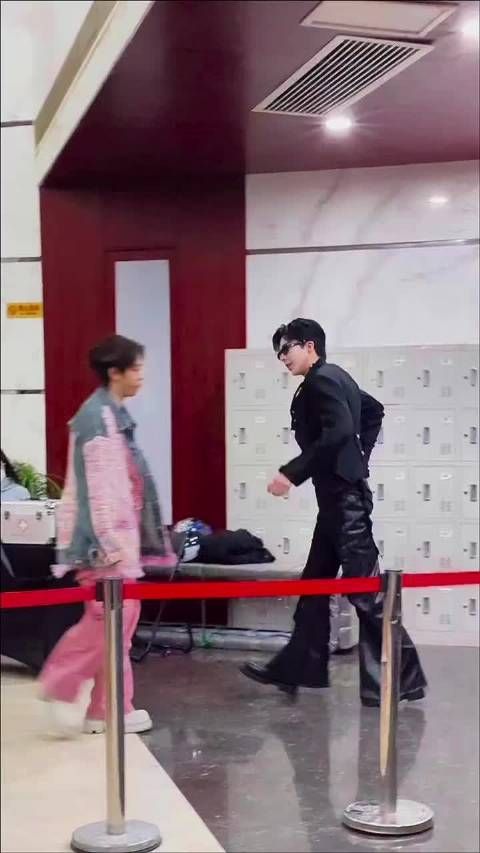 男人之间打招呼的方式哈哈哈