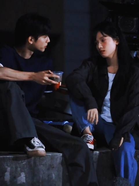 宋威龙深色衣装持杯盏，眸光流转展沉静温柔