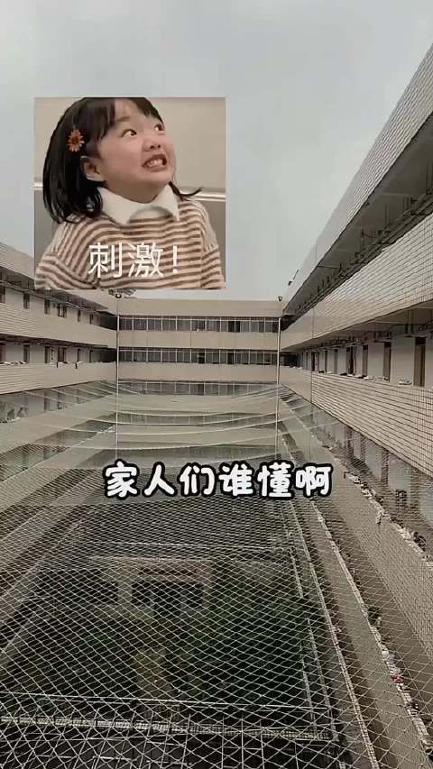 学校是吃了多少亏才能安装那么大一个蹦床？！