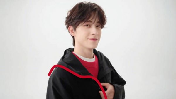 敖瑞鹏商务大片，敖瑞鹏好帅，红气养人，和红色好适配！