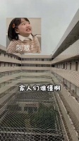 学校是吃了多少亏才能安装那么大一个蹦床？！